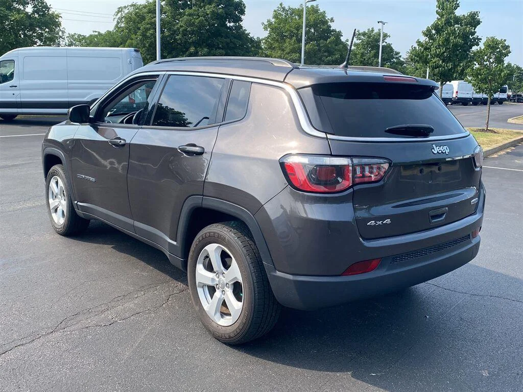 Used 2018 Granite Crystal Metallic Clearcoat Jeep Latitude image 8