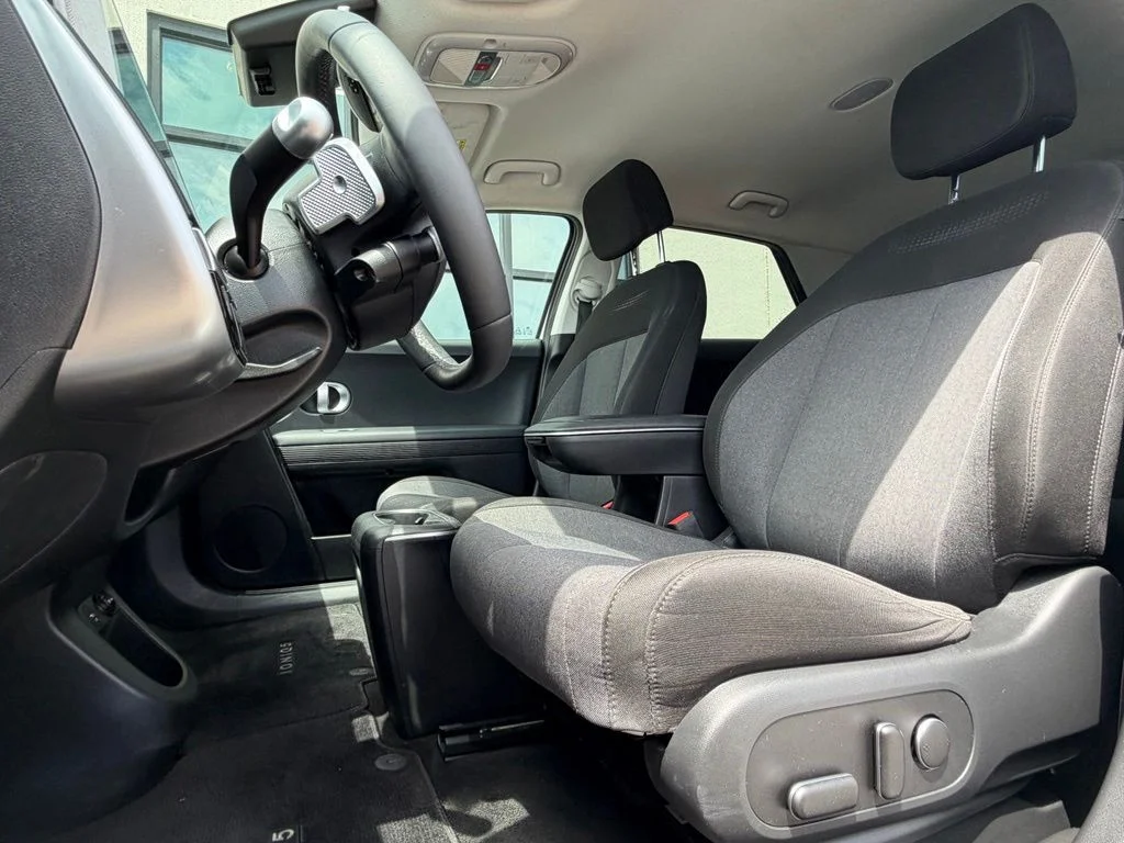 Used 2024 White Hyundai SEL image 6