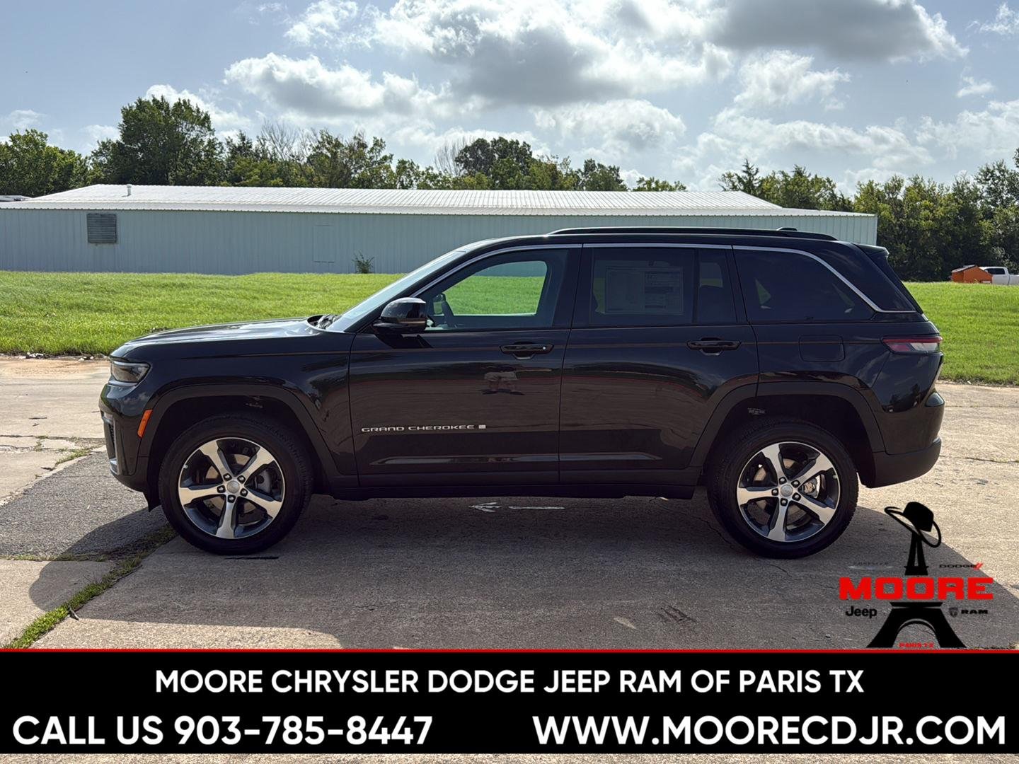 New 2026 Diamond Black Crystal Pearl-Coat Exterior Paint Jeep Limited image 4