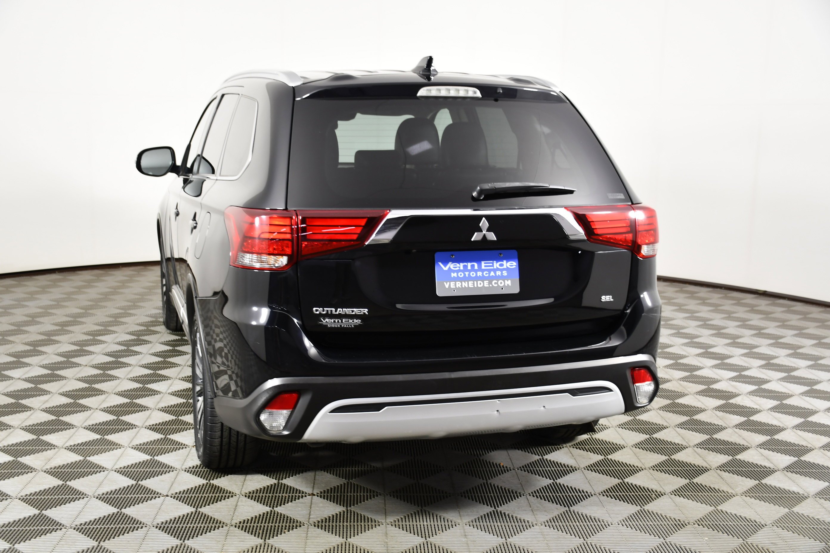 Used 2020 Labrador Black Metallic Mitsubishi SEL image 7