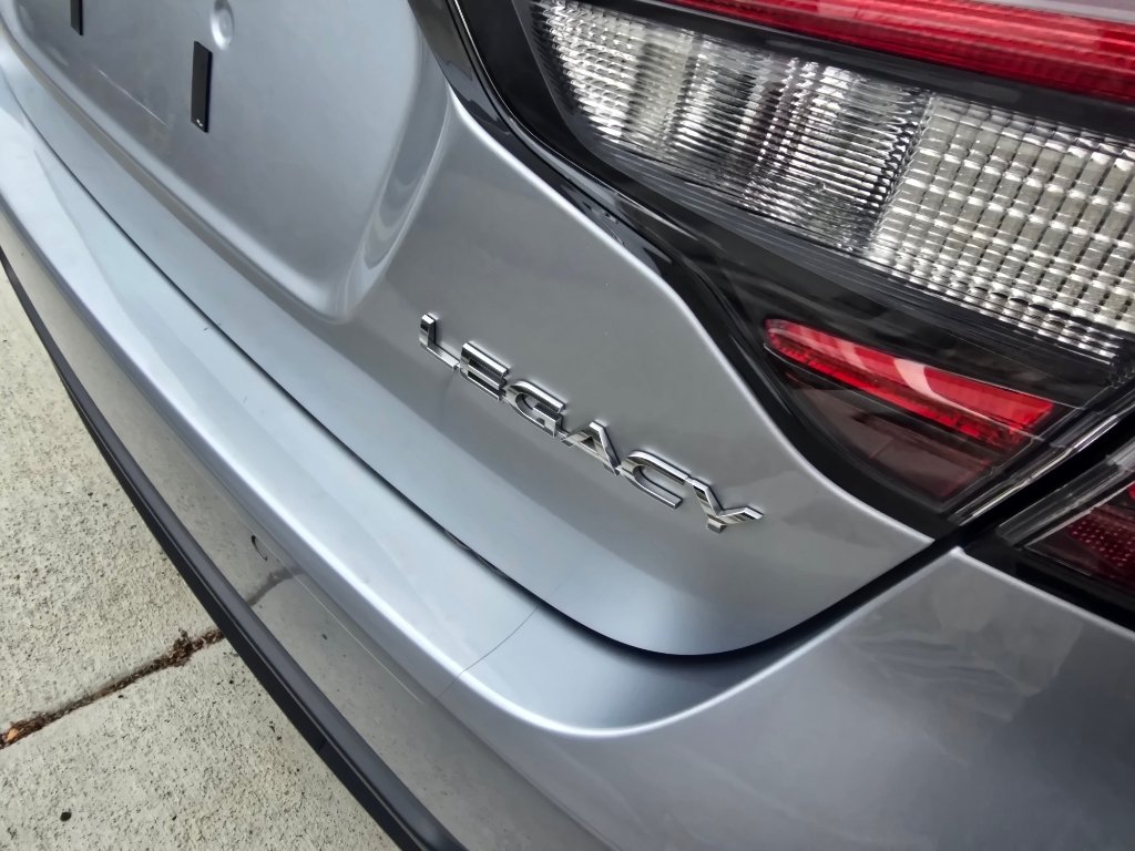 Used 2022 Ice Silver Metallic Subaru Limited image 10
