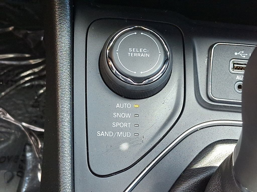 Used 2019 Black Jeep Limited image 24