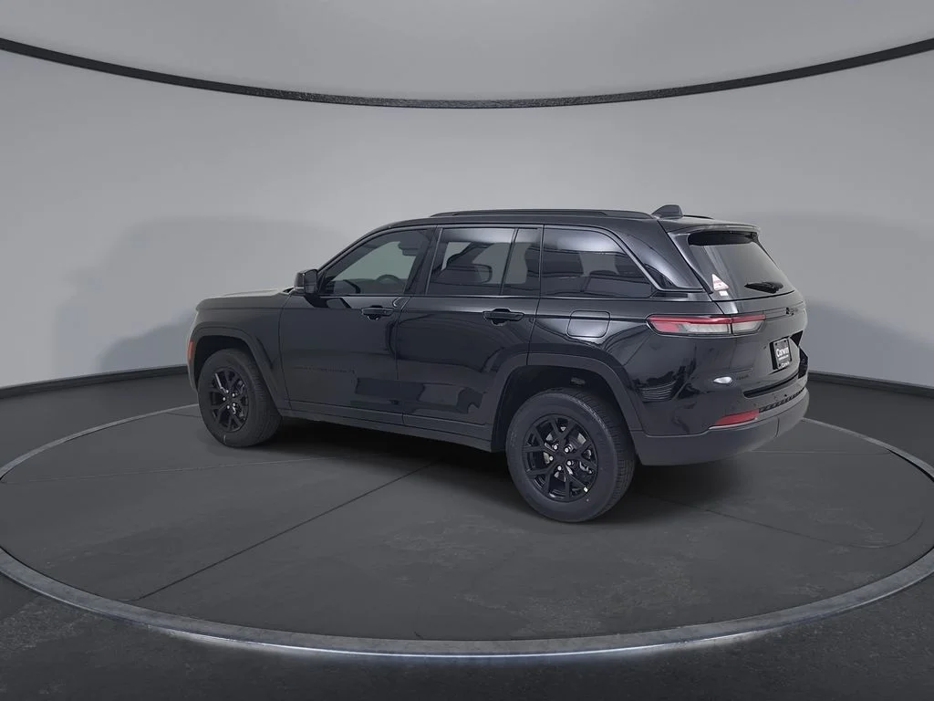 New 2026 Diamond Black Crystal Pearl-Coat Exterior Paint Jeep Altitude image 10