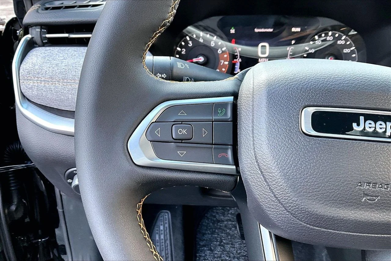 New 2026 Diamond Black Crystal Pearlcoat Jeep Latitude image 24