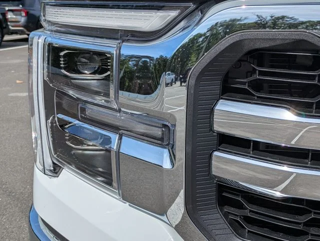 New 2026 Oxford White Ford Lariat® image 10