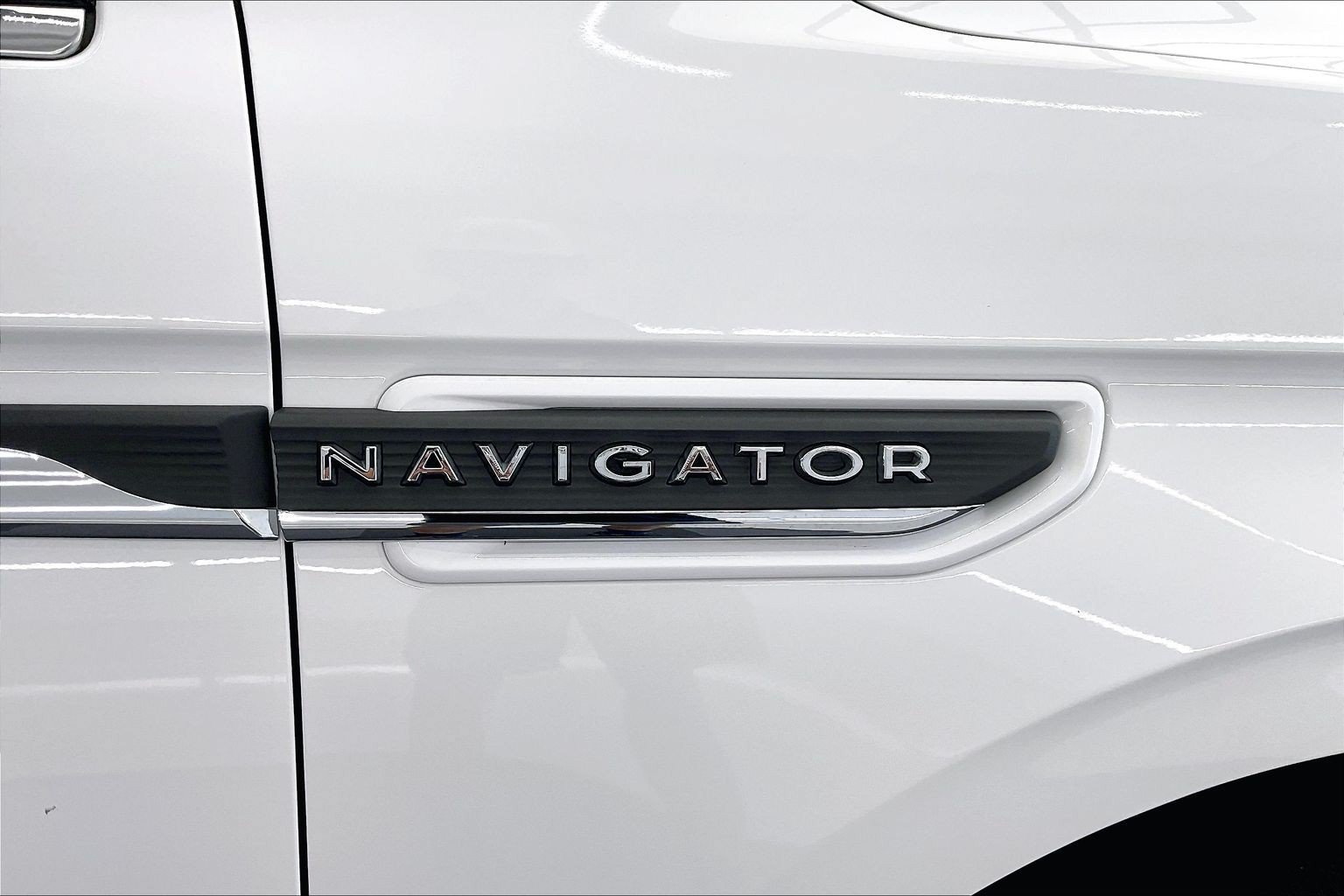 Used 2022 Pristine White Metallic Tri-Coat Lincoln Reserve image 30