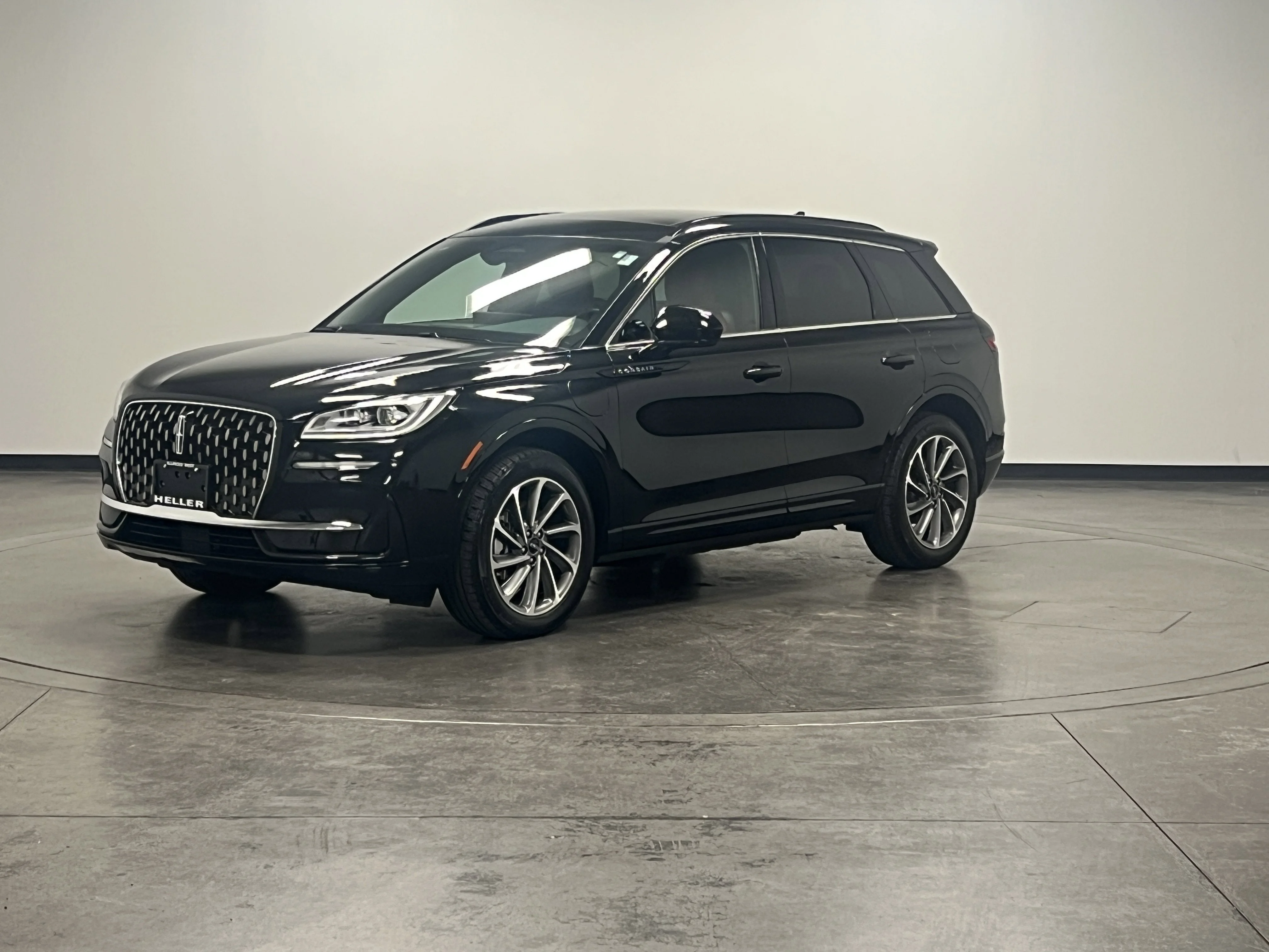 Used 2025 Infinite Black Metallic Clearcoat Lincoln Grand Touring image 4