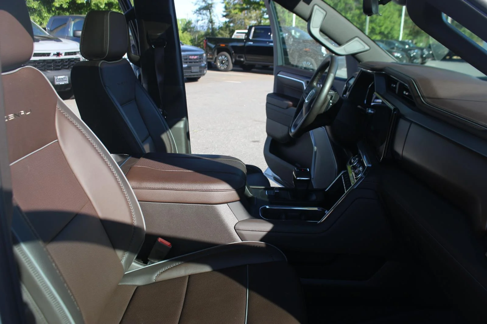 Used 2025 White Frost Tricoat GMC Denali image 36