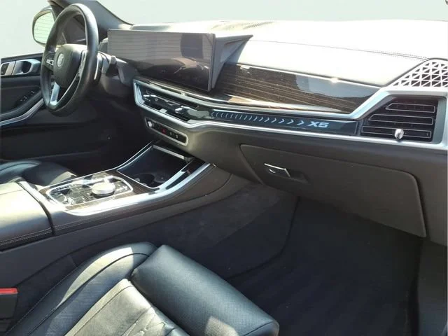 Used 2025  BMW xDrive50e image 26