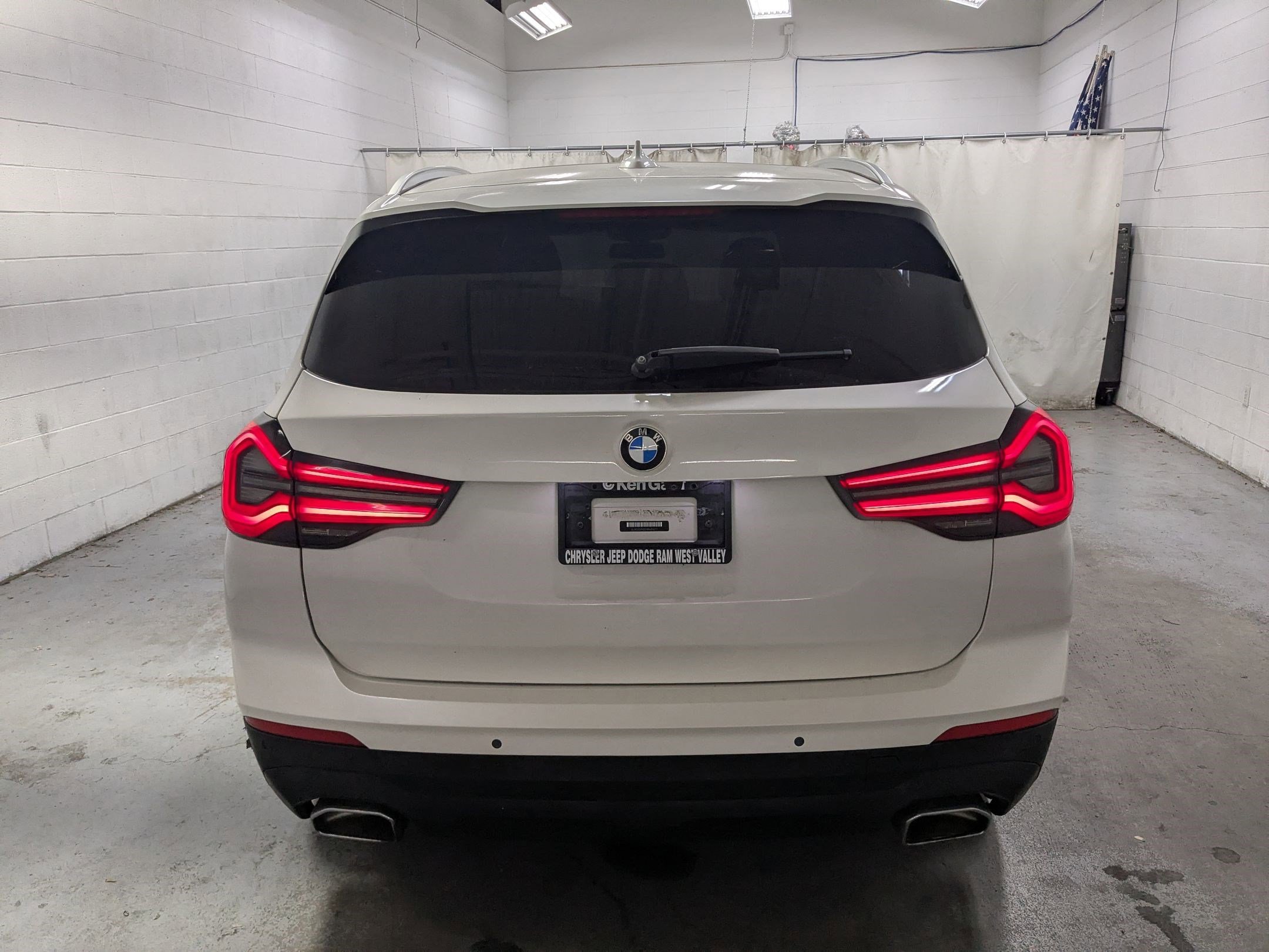Used 2022 White Metallic BMW xDrive30i image 5