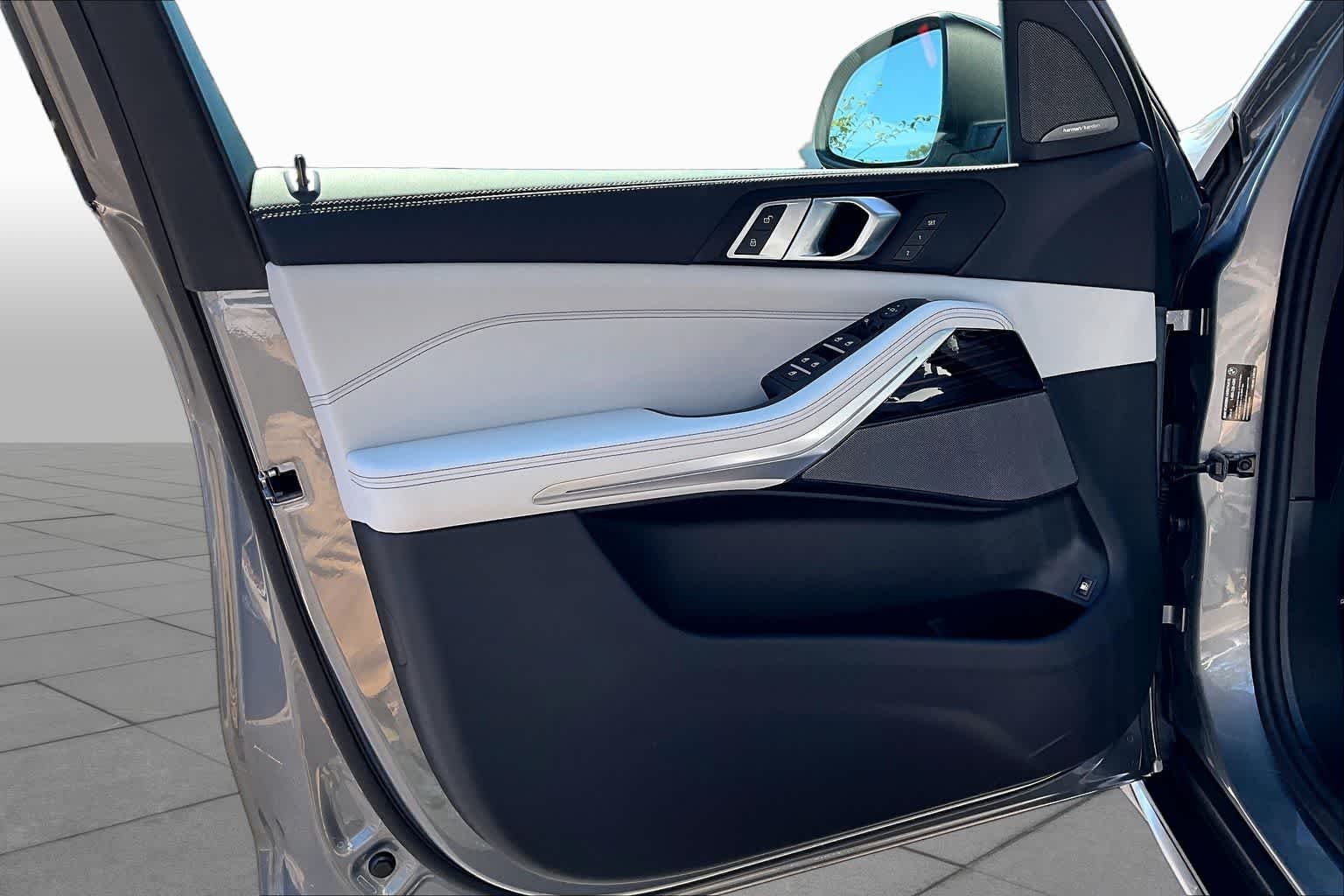 New 2026 Skyscraper Grey Metallic BMW xDrive50e image 10
