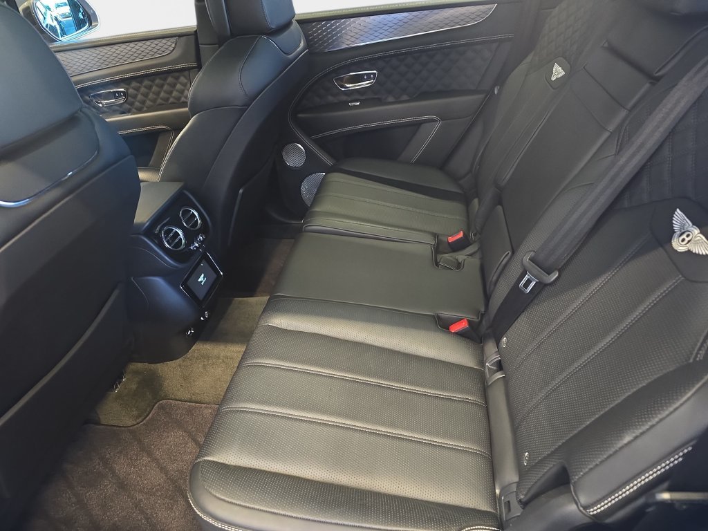 Used 2022 Silver Bentley  image 17