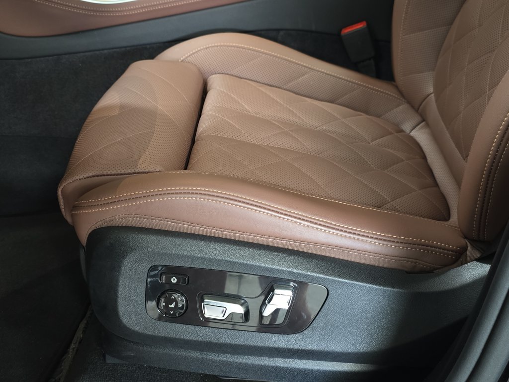 Used 2026 Black Sapphire Metallic BMW sDrive40i image 27