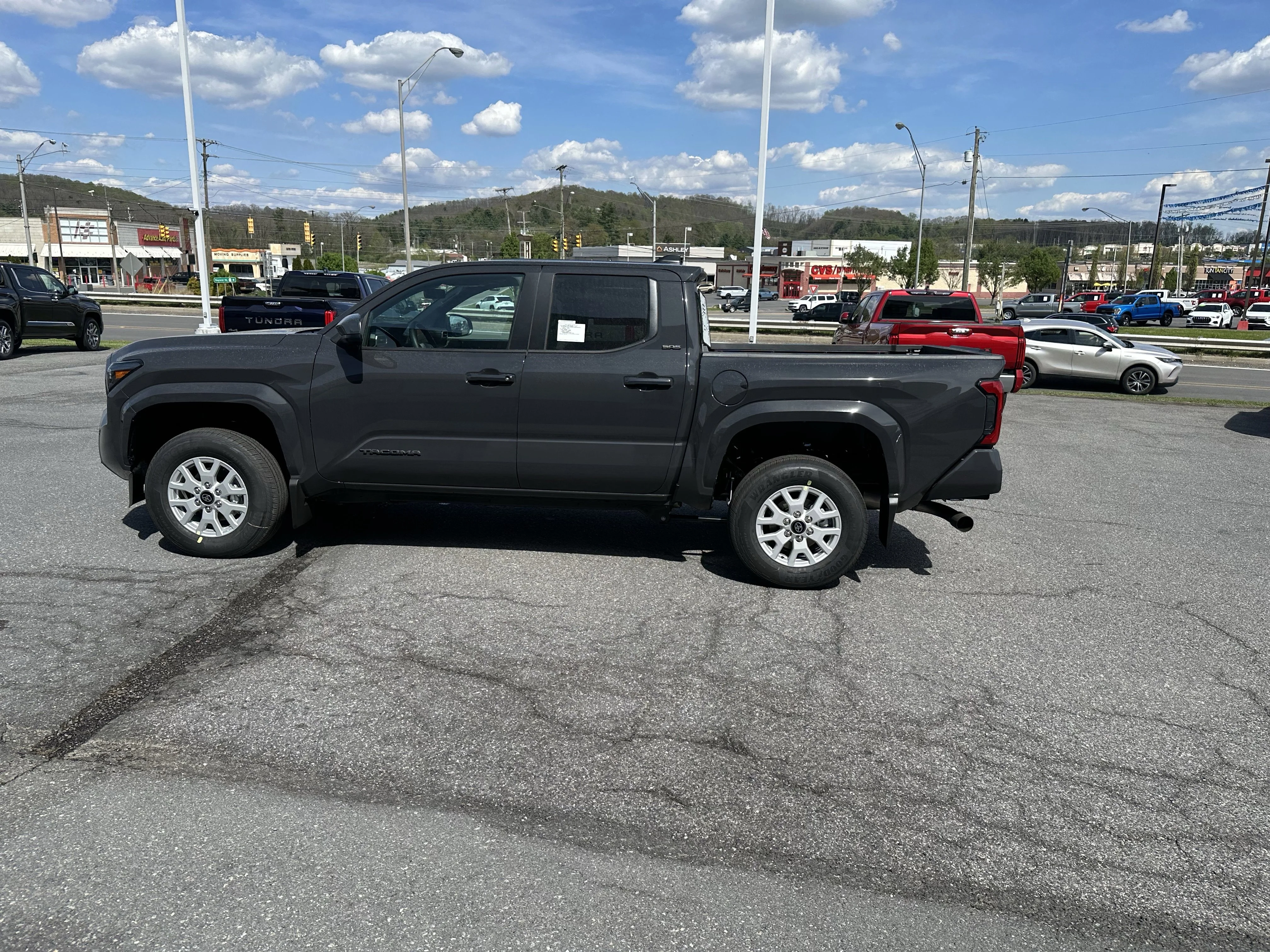 2026 Toyota Tacoma SR5 - Photo 7