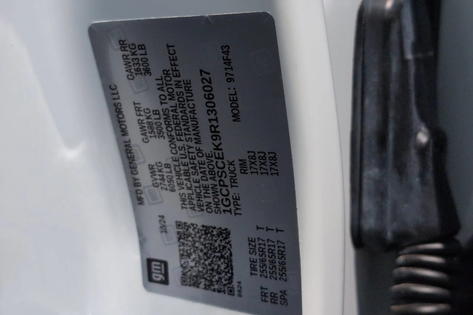 Used 2024 Summit White Chevrolet LT image 30