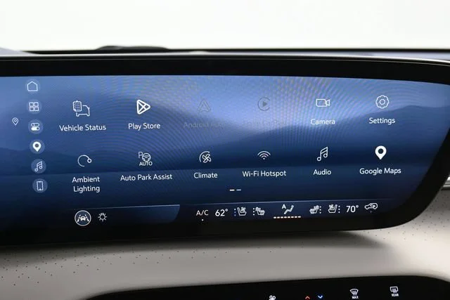 Used 2025 White Frost Tricoat Buick Avenir image 16
