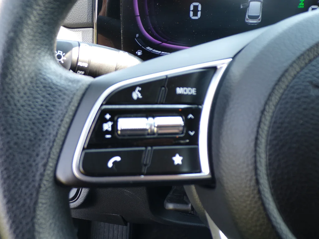 Used 2026 Snow White Pearl Kia LX image 30