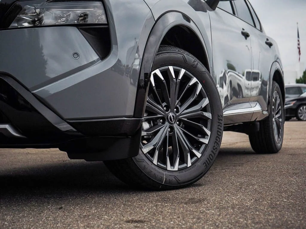 New 2026 Boulder Gray Pearl / Super Black Two-tone Nissan Platinum image 6