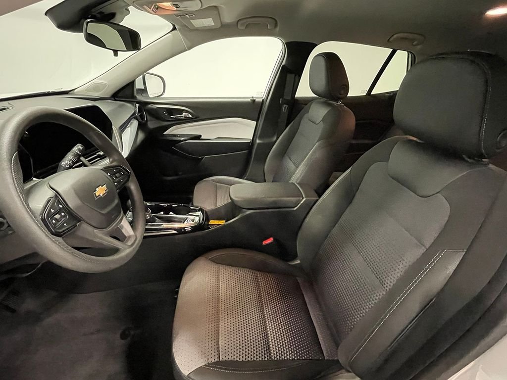 Used 2025 White Chevrolet LT image 3
