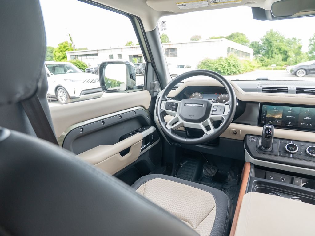 Used 2024 Green Land Rover X-Dynamic SE image 19