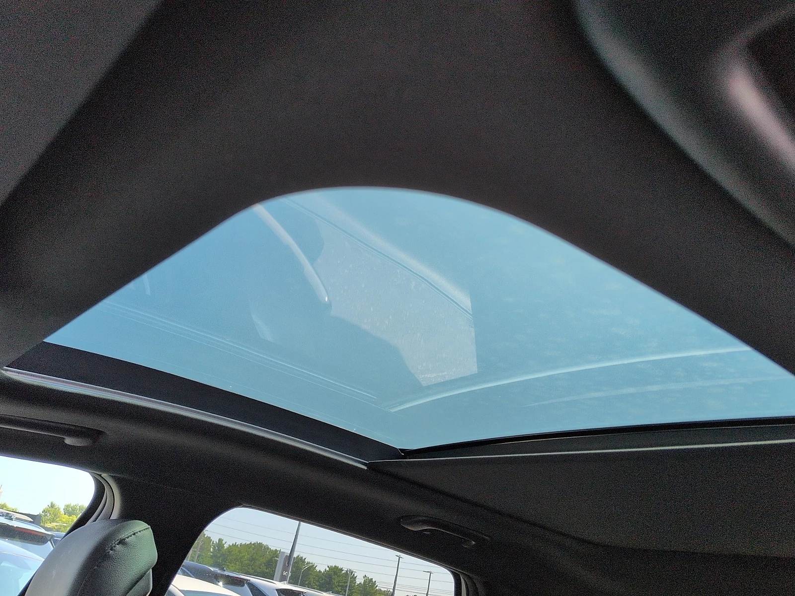 New 2027 Glacial White Pearl/ Black  Kia X-Line image 10