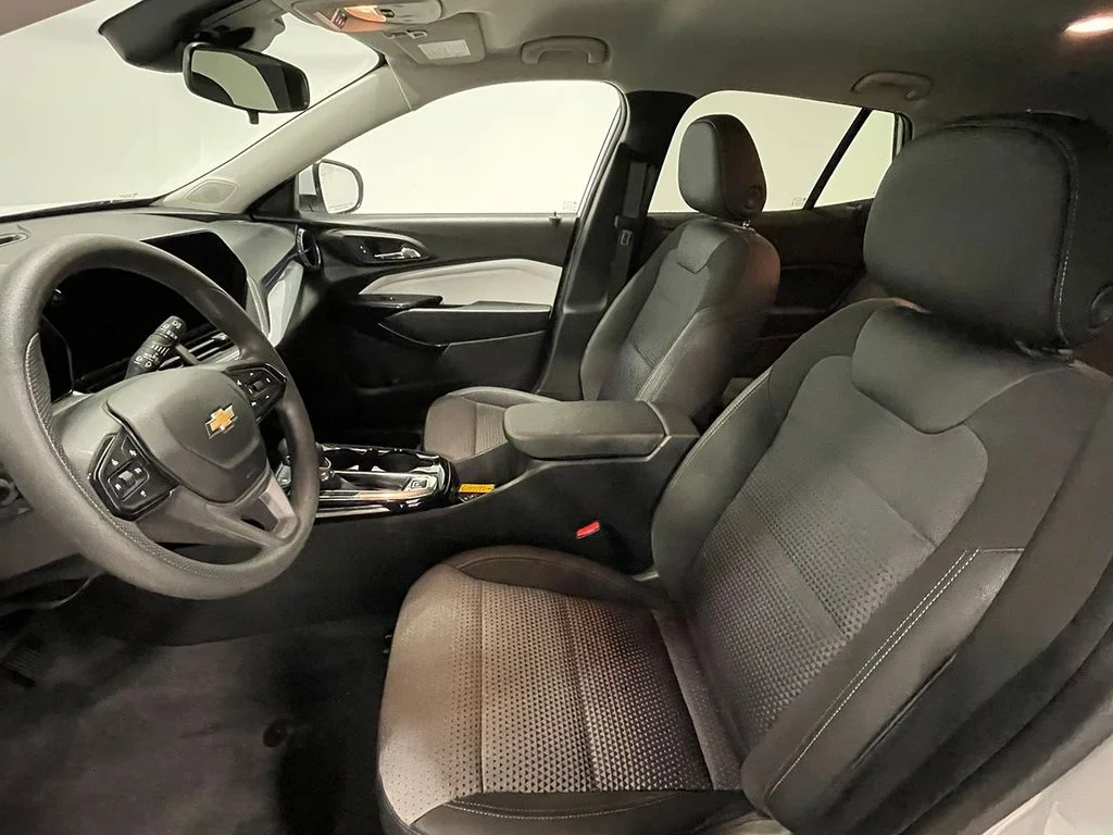 Used 2025 White Chevrolet LT image 3