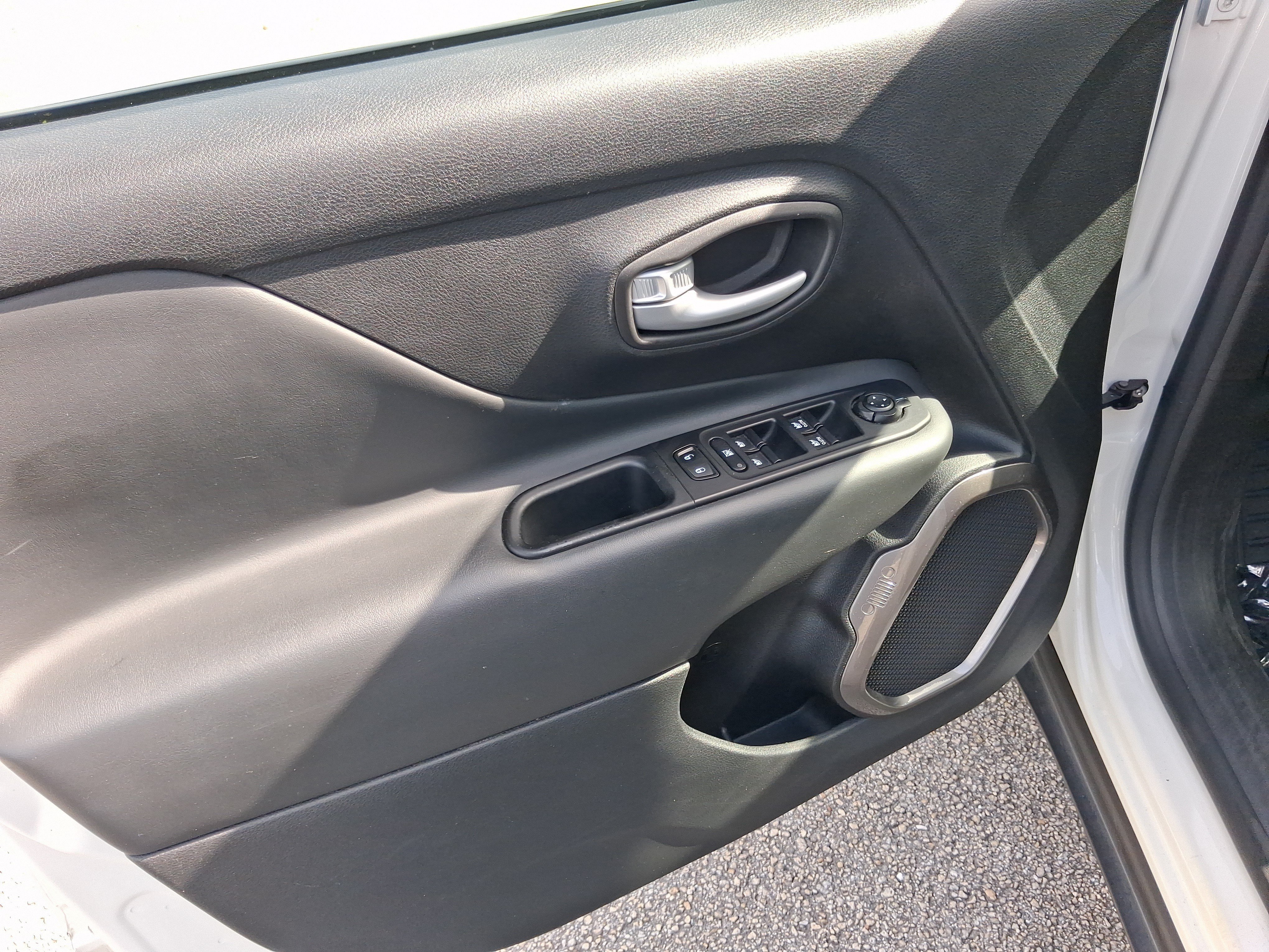 Used 2023 White Jeep Latitude image 11