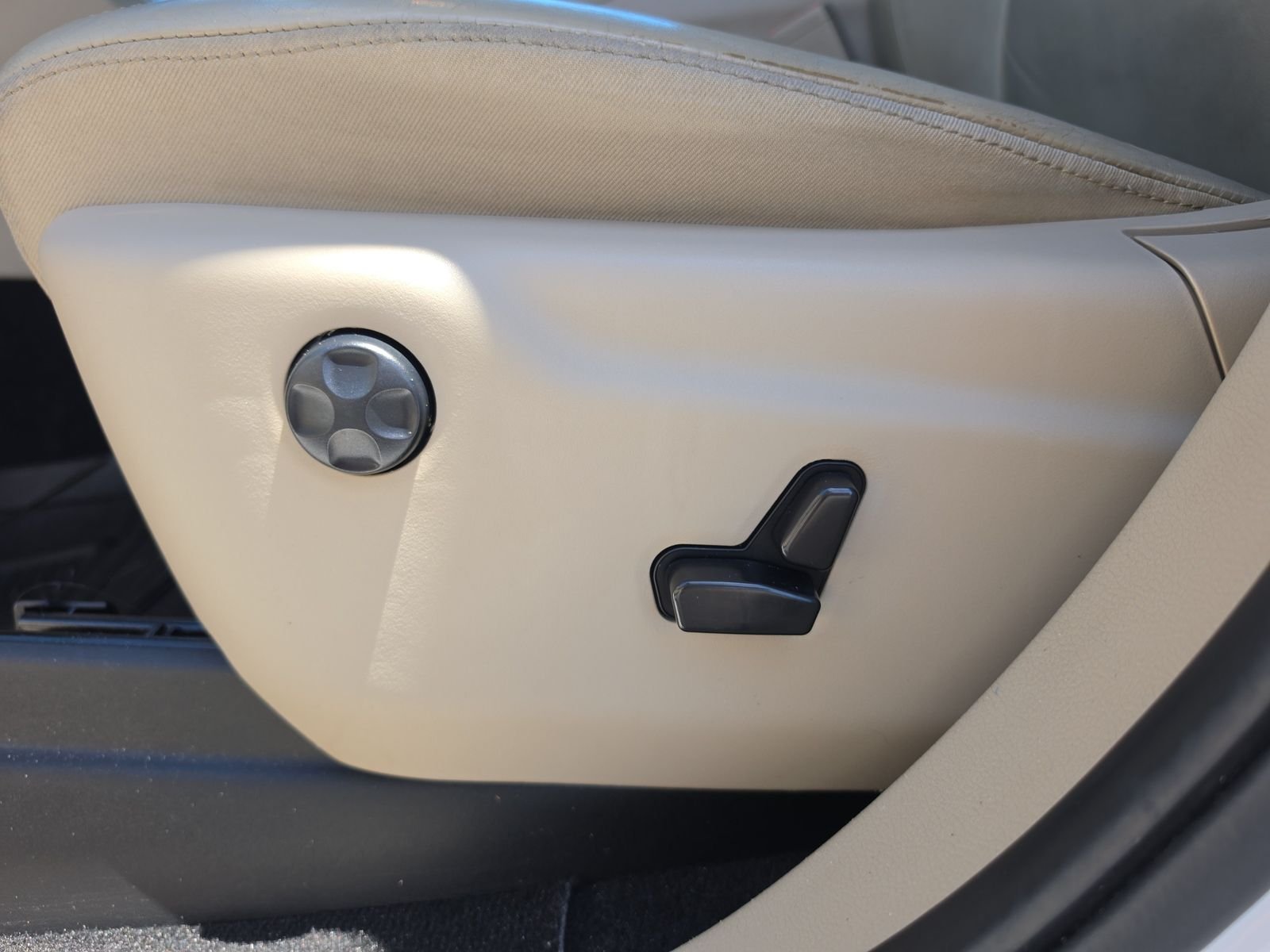 Used 2022 White Jeep Limited image 15