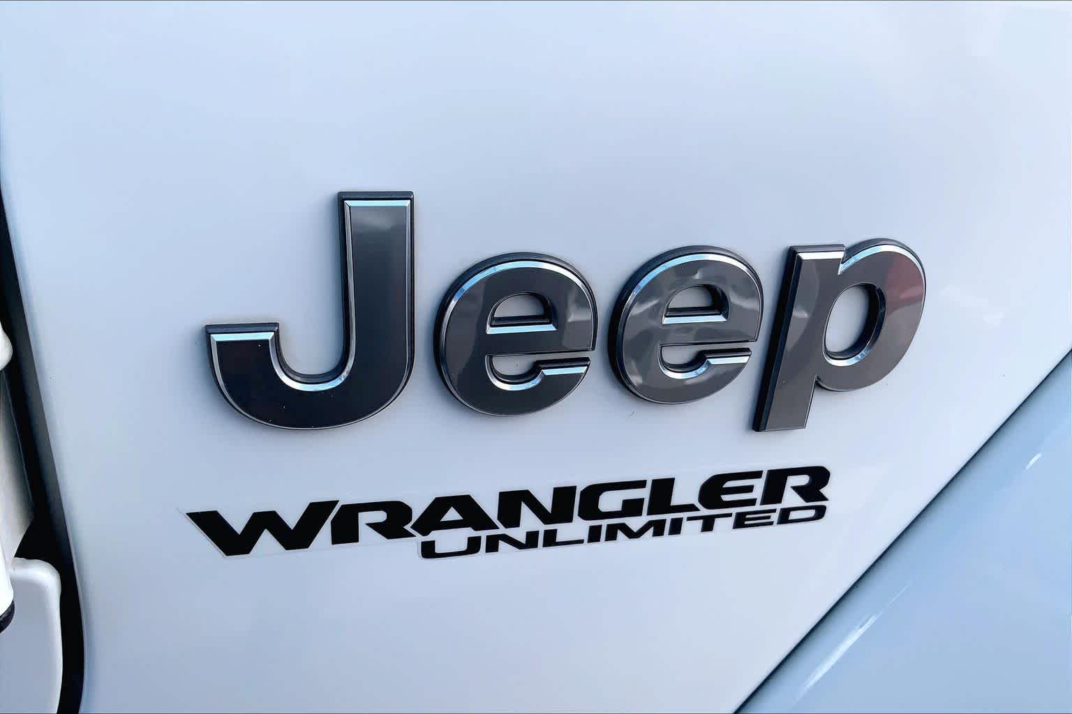 Used 2018 Bright White Clearcoat Jeep Sahara image 9