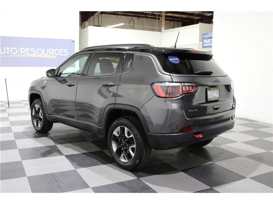 Used 2018 Granite Crystal Metallic Clearcoat Jeep Trailhawk image 6