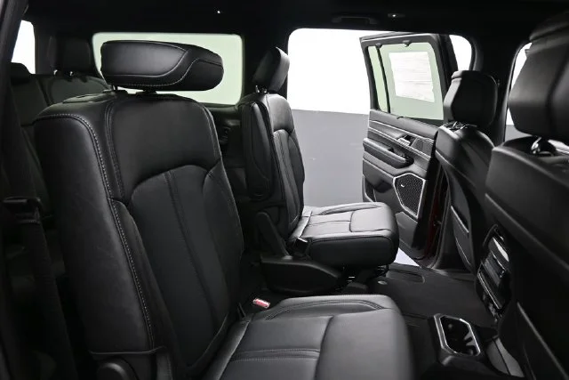 New 2026 Velvet Red Pearl-Coat Exterior Paint Jeep Limited Reserve image 23
