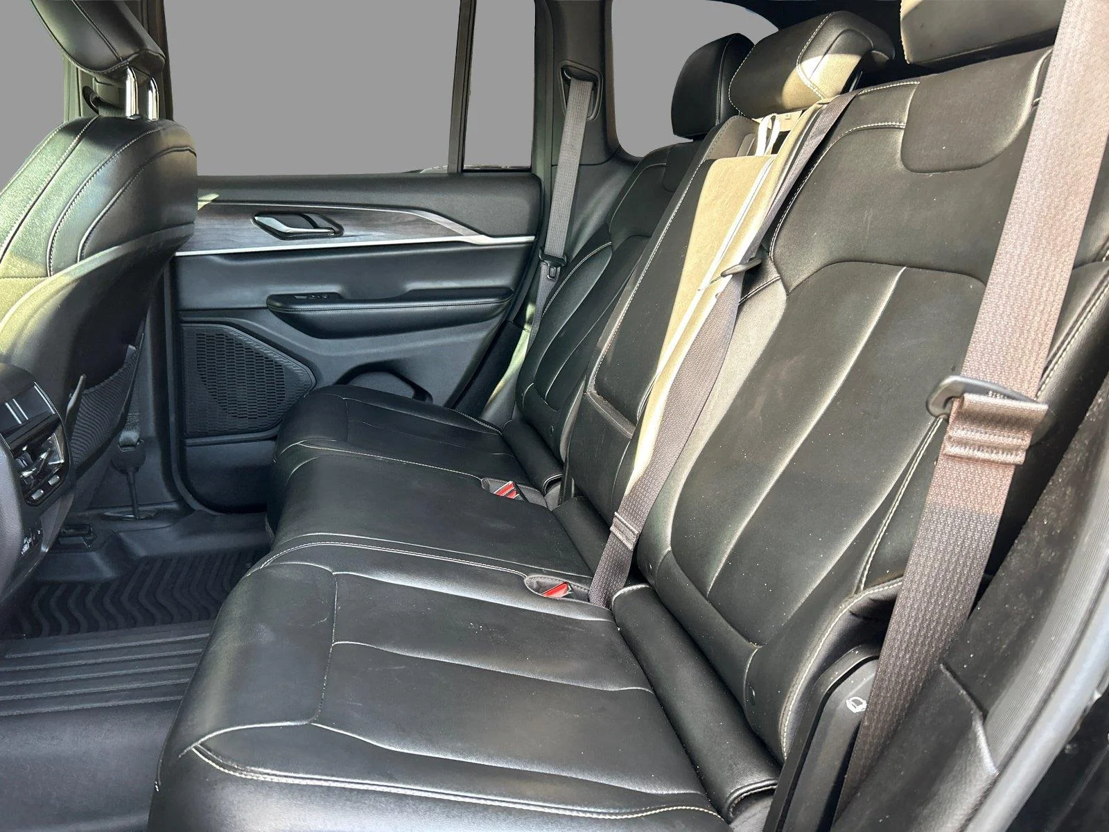 Used 2024 Diamond Black Crystal Pearlcoat Jeep Limited image 34