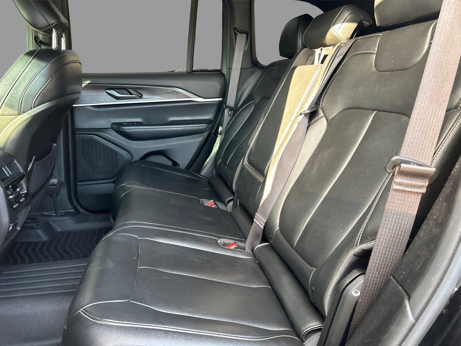 Used 2024 Diamond Black Crystal Pearlcoat Jeep Limited image 34