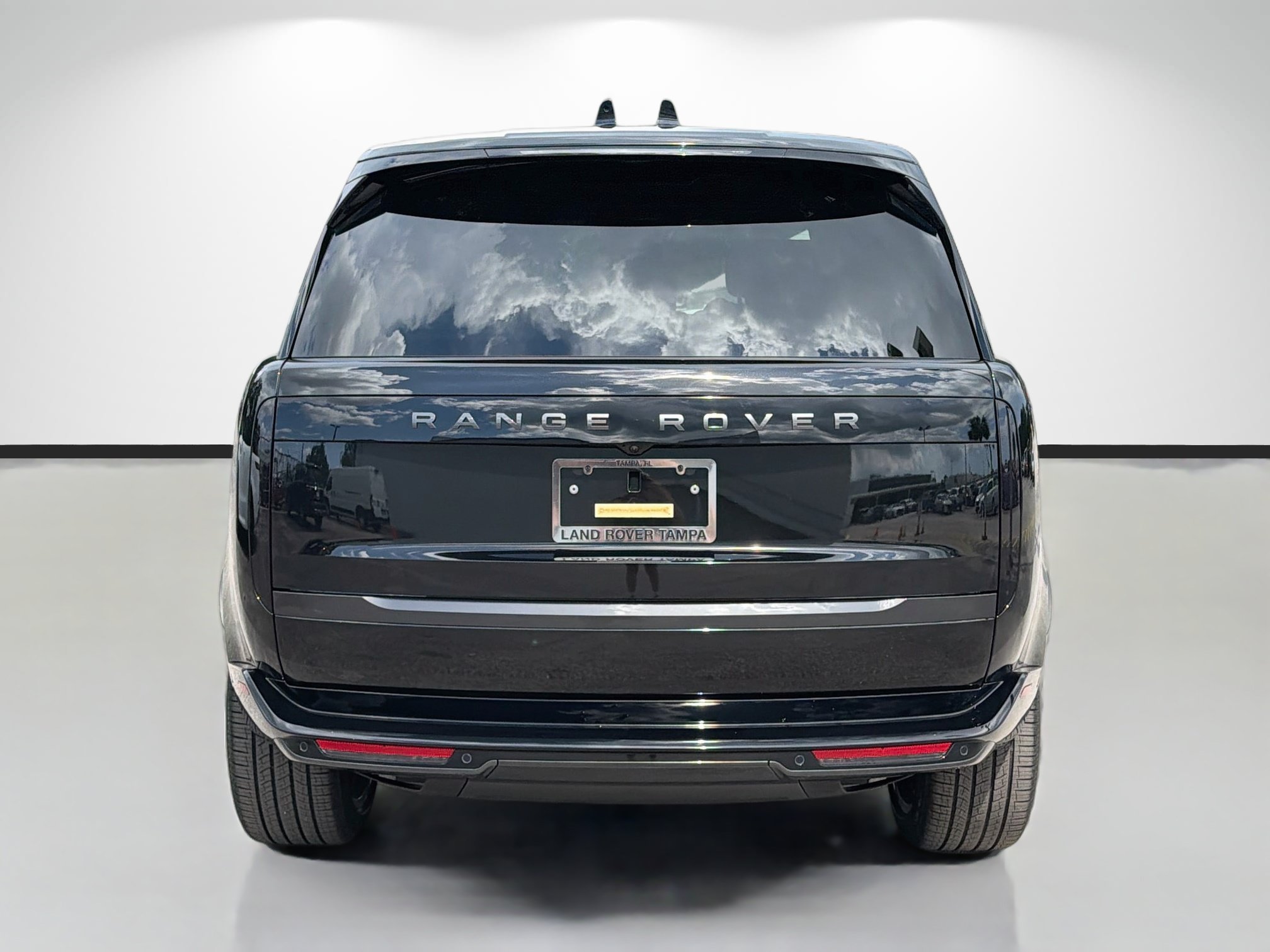 New 2026 Santorini Black Land Rover SE image 4