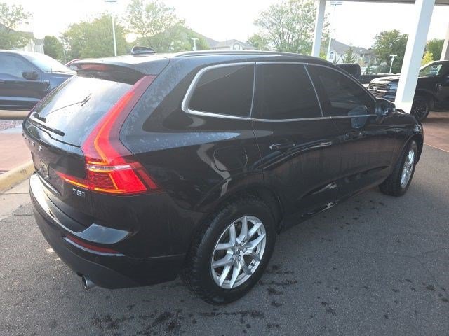 Used 2020 Onyx Black Metallic Volvo Momentum image 5