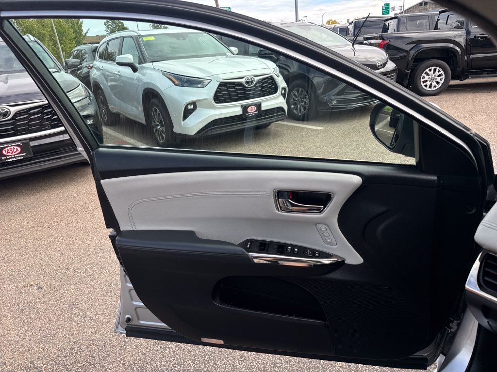 Used 2016 Silver Toyota XLE Premium image 33