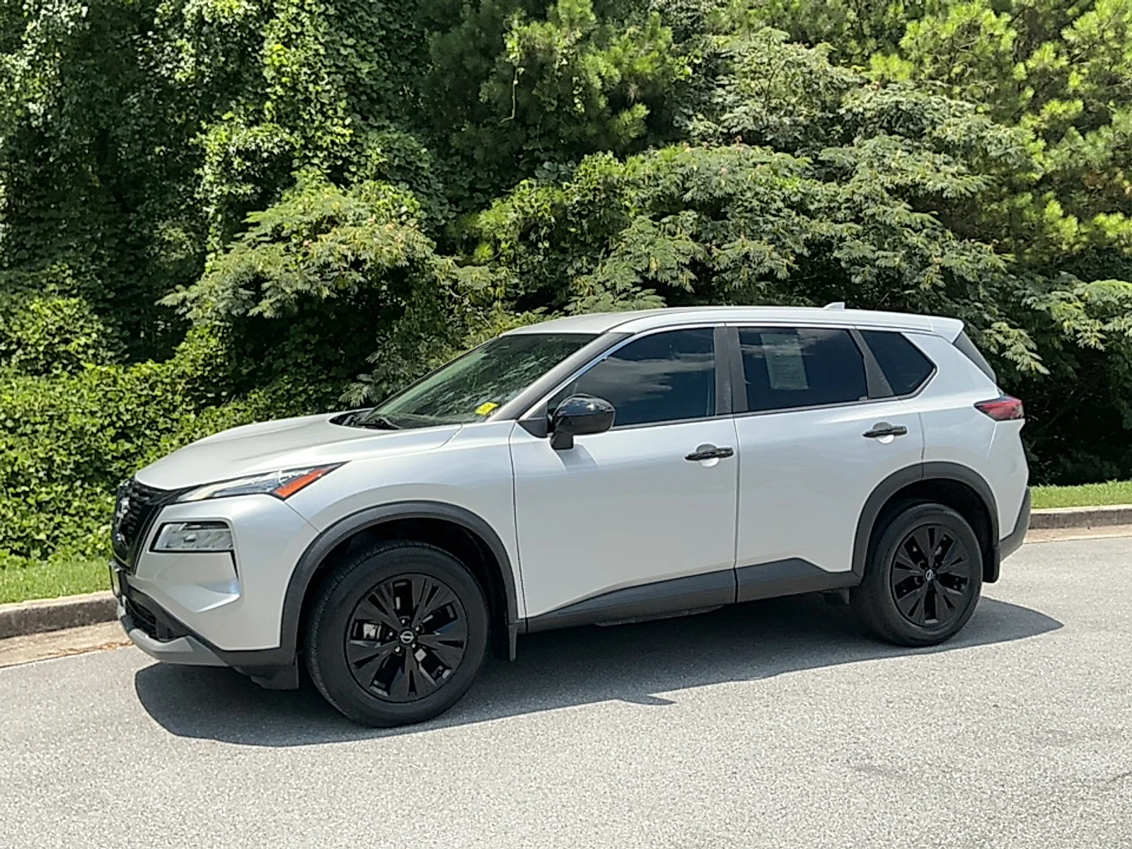 Used 2023  Nissan SV FWD image 4