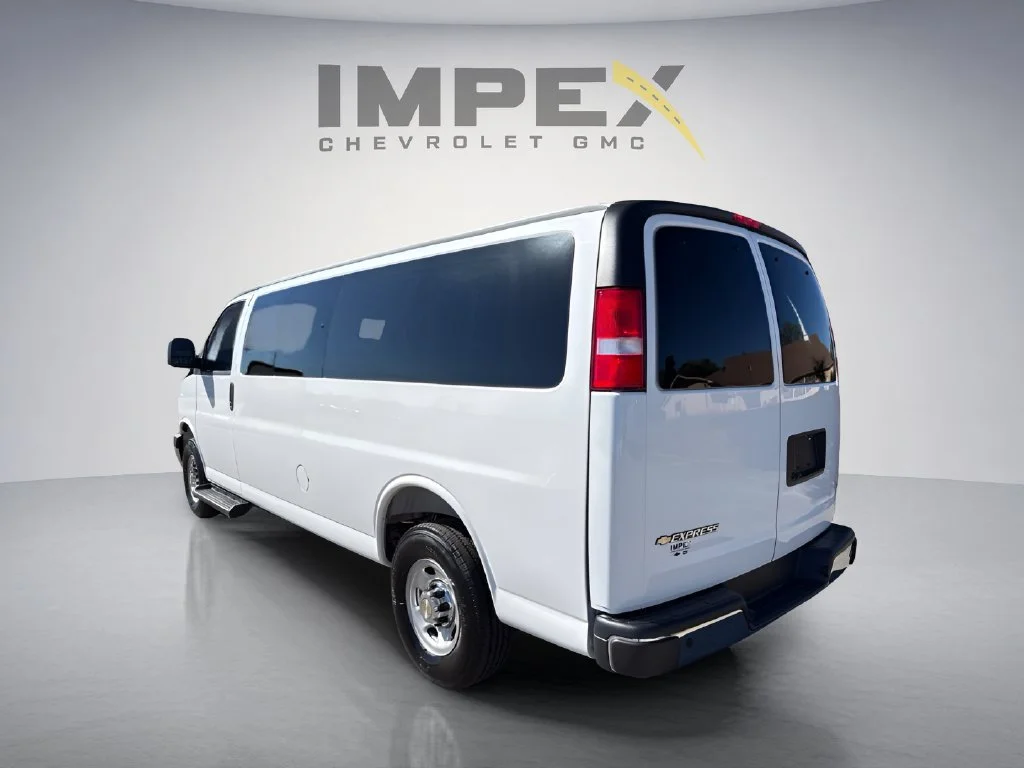 Used 2025 Summit White Chevrolet 1LT image 3