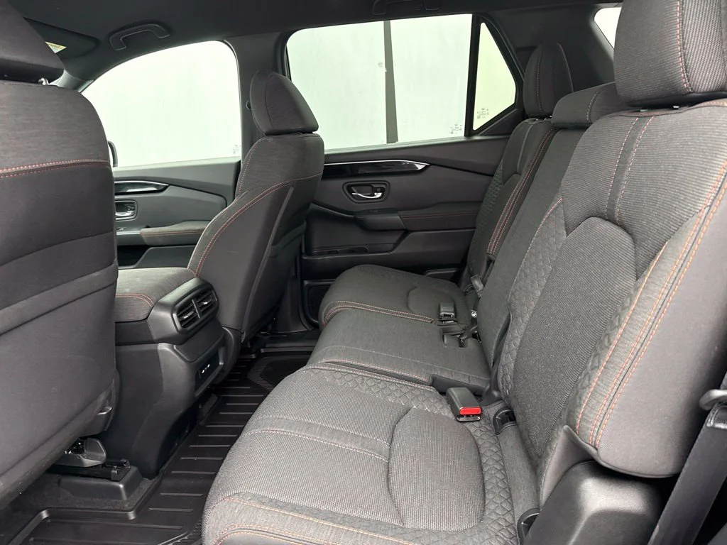 2025 Honda Pilot SPORT SUV Slide 13