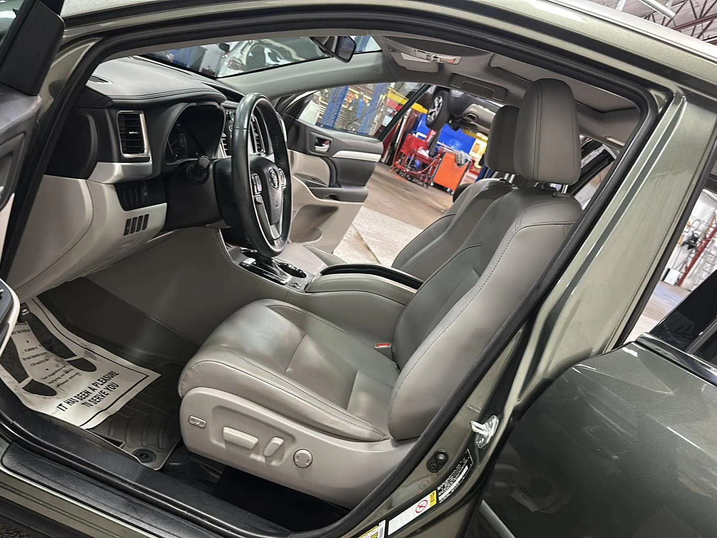 Used 2015 ALUMINA JADE METALLIC TOYOTA XLE image 15