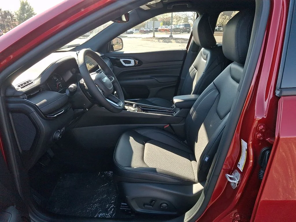 New 2026 Red Hot Pearl-Coat Exterior Paint Jeep Latitude image 9