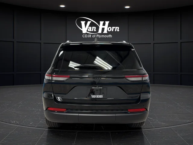 Used 2024 Diamond Black Crystal Pearlcoat Jeep Limited image 6