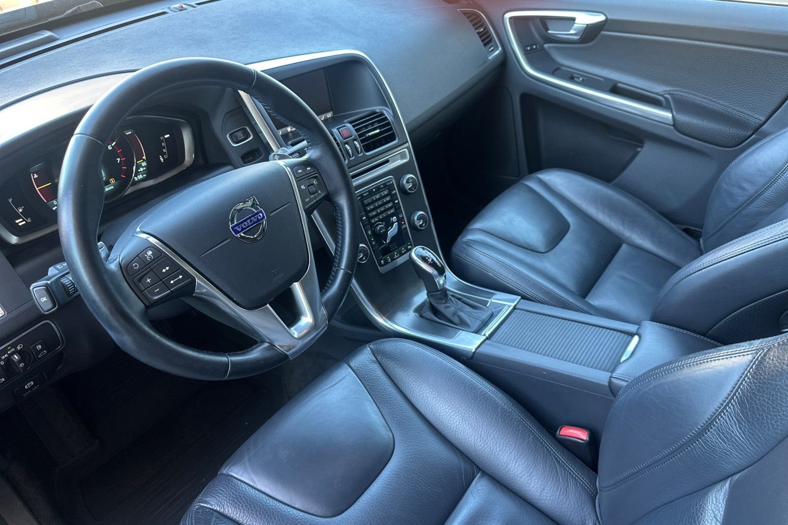 Used 2014  Volvo  image 9