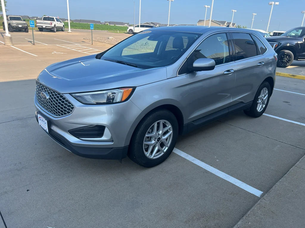 Used 2023 Iconic Silver Metallic Ford SEL image 4