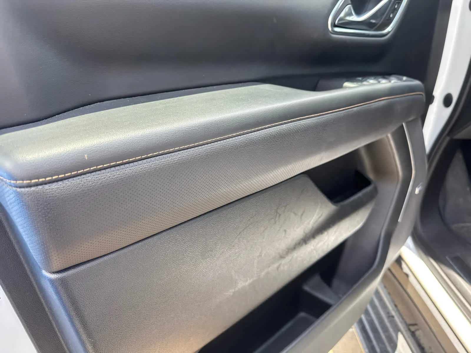 Used 2023 White Frost Tricoat GMC AT4 image 11