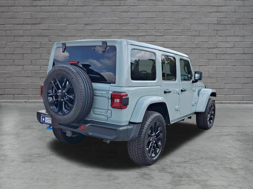Used 2024 Earl Clearcoat Jeep Sahara image 11