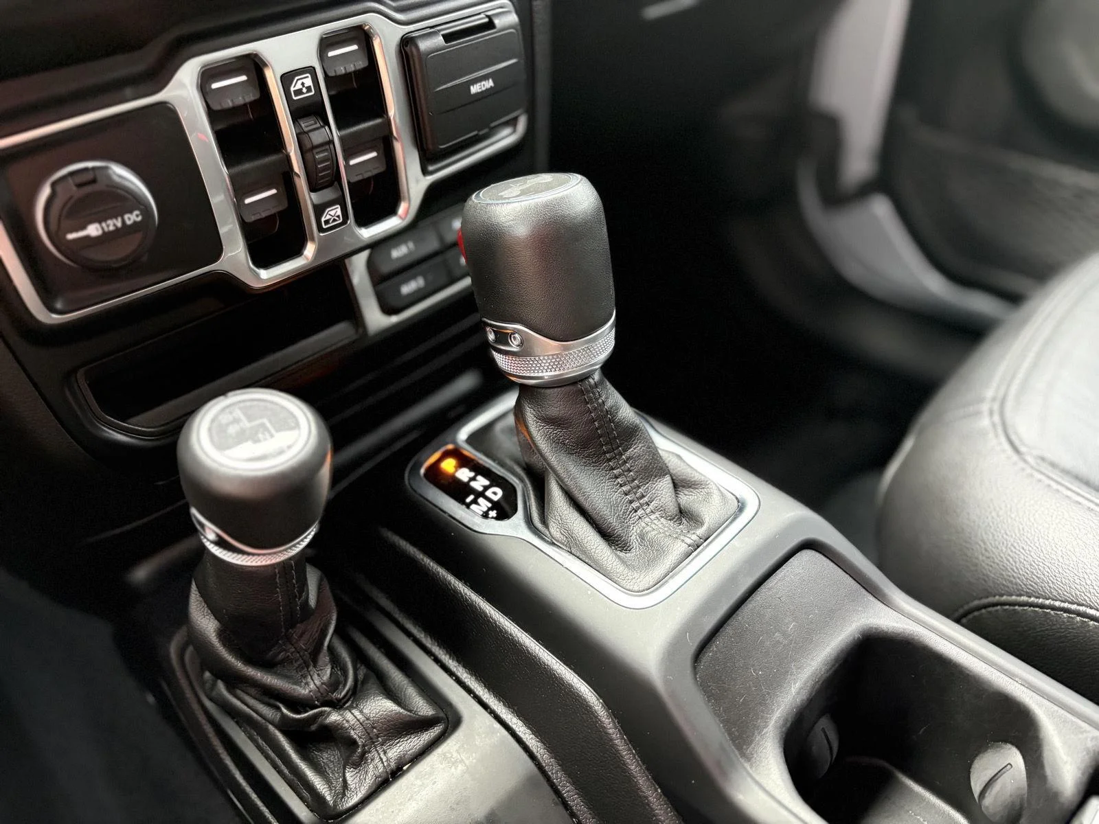 Used 2022 Silver Zynith Clearcoat Jeep Unlimited Sahara Altitude image 25
