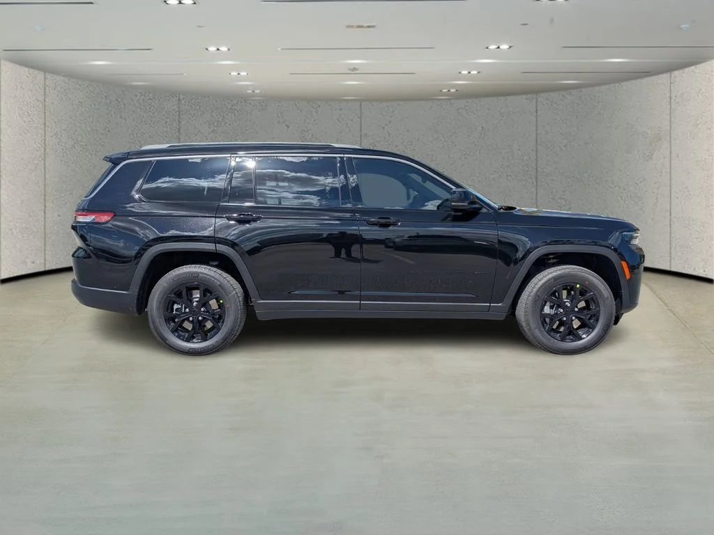 New 2026 Diamond Black Crystal Pearl-Coat Exterior Paint Jeep Laredo Altitude image 3