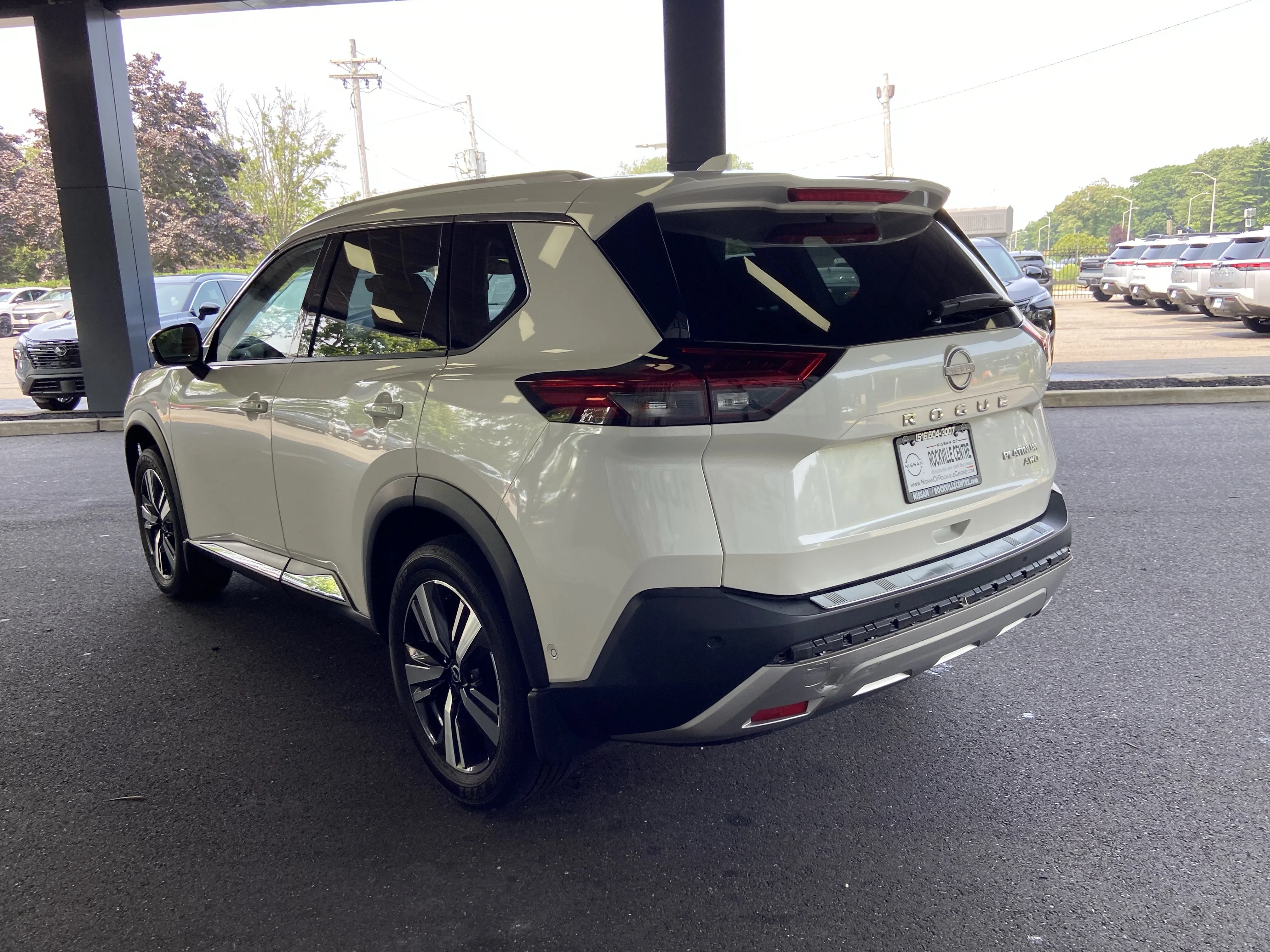 Used 2022 Pearl White Tricoat Nissan  image 8