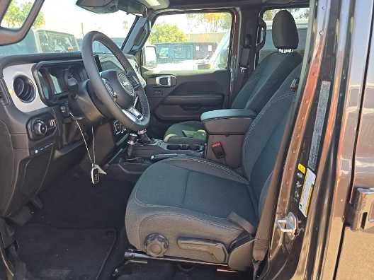 Used 2025 Granite Crystal Metallic Clearcoat Jeep Sahara image 5
